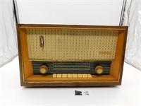 ANTIQUE TUBE RADIO, AS IS