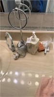 Small lot of bathroom items, such as towel