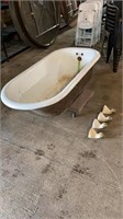 Claw foot cast iron bathtub