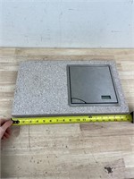 Salter scale with quartz surface