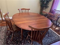 Kitchen Table w/ 6 chairs & 2 leaves & 5x8’
