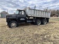 OFFSITE MELFORT: 1976 IHC Loadstar gravel truck