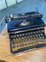 Vintage Royal deluxe typewriter, needs work