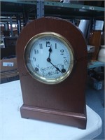 Vintage sessions mantle clock with key running at
