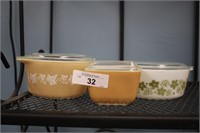 SET OF 3 PYREX DISHES WITH LIDS