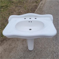White Porcelian Pedistal Sink