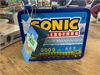 Sonic the hedgehog lunchbox (handle broken)