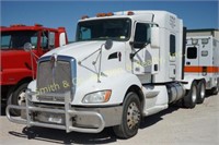 2015 KENWORTH SEMI TRUCK W/ SLEEPER BUNK