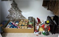 GROUP OF ASSORTED CHRISTMAS DECORATIONS