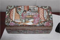 A Chinese Rose Medallion Porcelain Box
