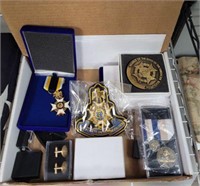 GROUP: CUFF LINKS, TIE PINS, BADGES, COMMEMORATIVE