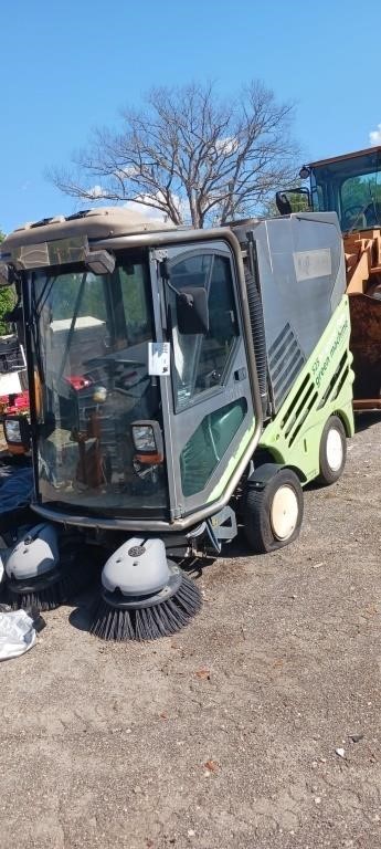 2006 GREEN MACHINE SWEEPER