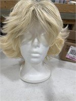 Short blonde wig w/mannequin head