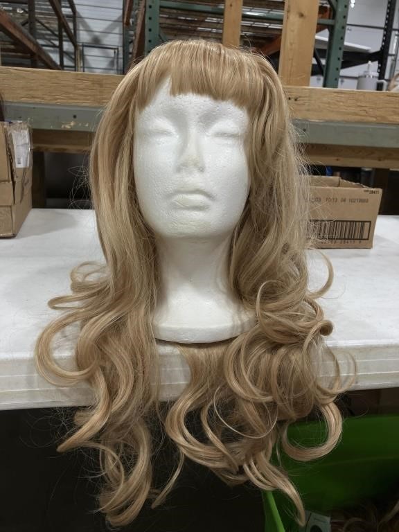 Blonde wig, l
ong/loose curls w/ mannequin head