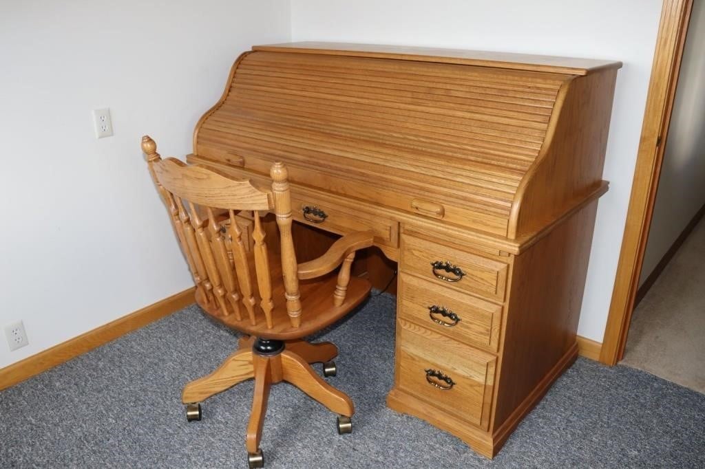 Oak roll-top desk w/ chair (excellent condition)