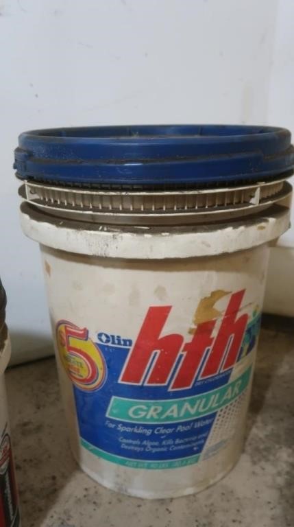 HTH 90lbs Dry Chlorinator (lid cracked)