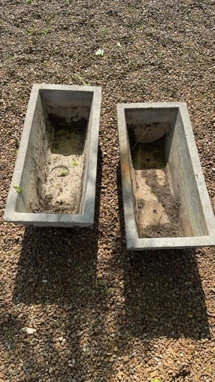 2 concrete planters