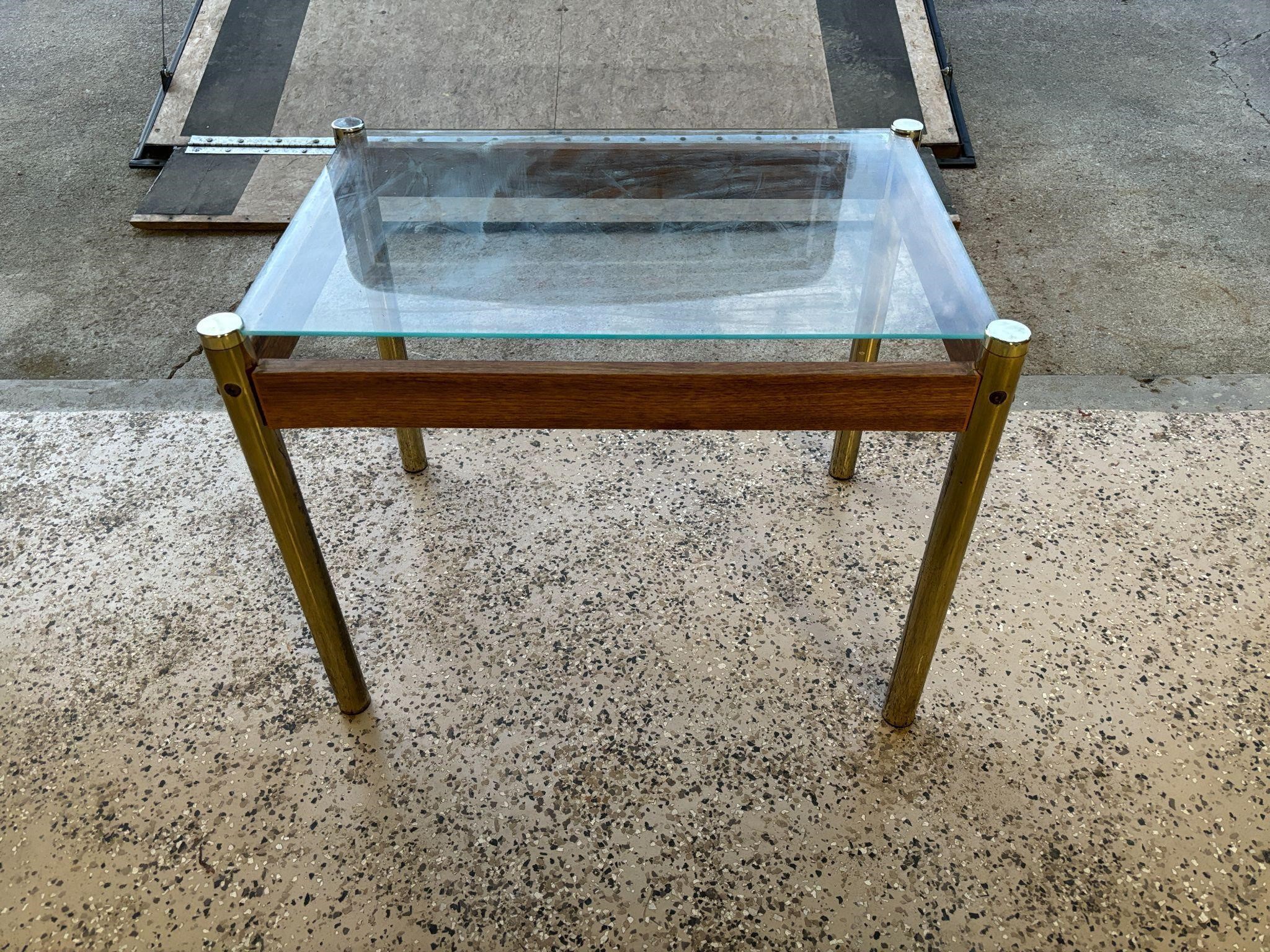 GLASS TOP STAND 24"X16"X20"