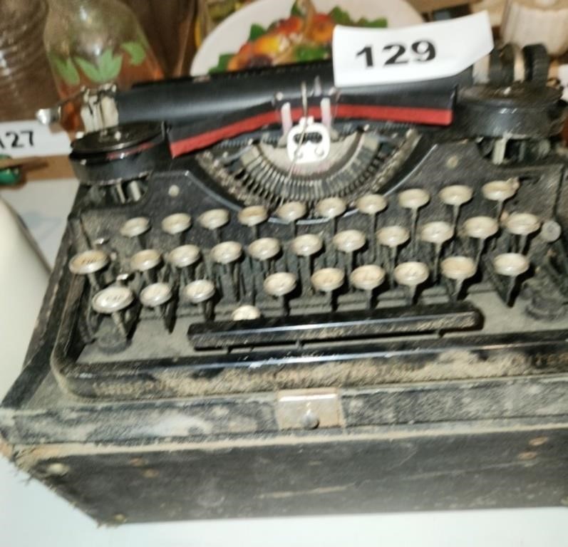 VTG. UNTESTED UNDERWOOD TYPEWRITER- NEEDS CLEANED