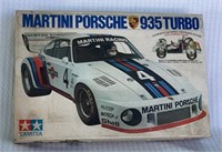 Tamiya Model Kit: Martini Porsche 935 Turbo 1/24