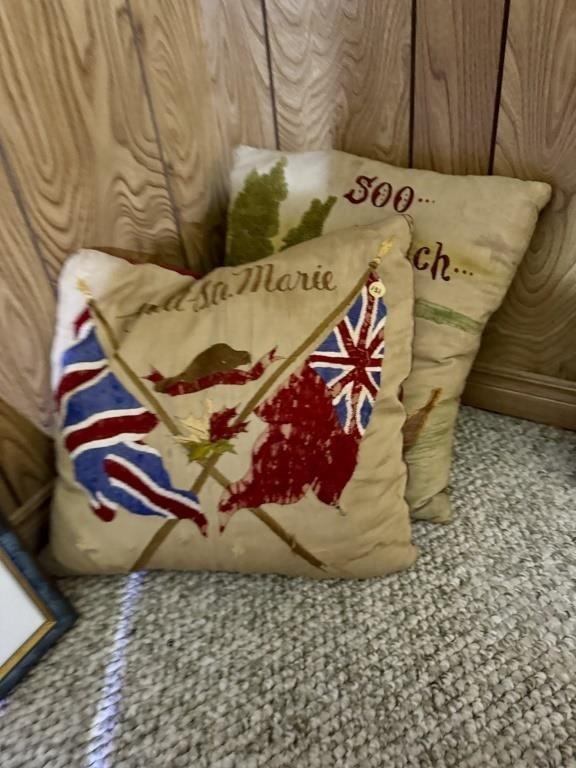 VINTAGE TWIN SOO'S PILLOWS