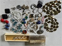 Grouping of jewelry parts, etc.