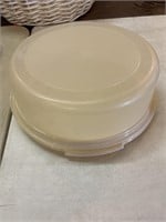 Tupperware cake carrier with lid