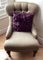 Button tufted side chair