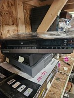 Magnavox VR8525GY01 VCR. Powers on.