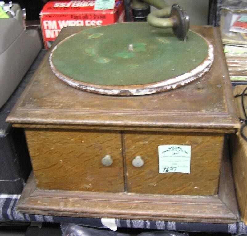 Antique solid oak RCA windup phonograph