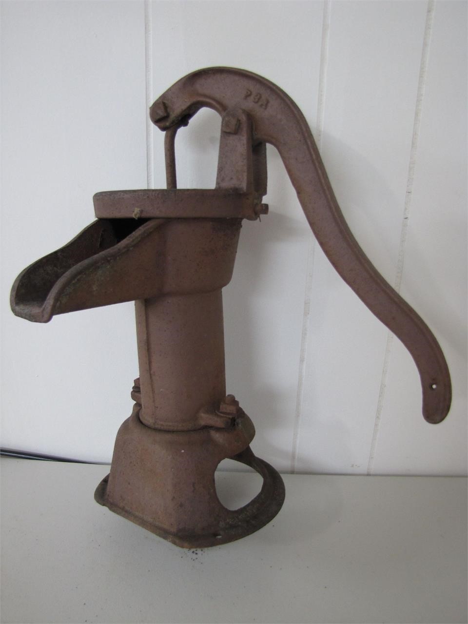 Vintage/Antique Cast Iron Farm Hand Water Pump