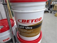 NEW  BETCO Ph7 ULTRA DAILY FLOOR CLEANER