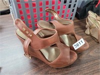 GUESS BROWN HEELS SIZE 8.5M