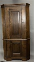 Blind corner cupboard ca. 1790; molded top over a