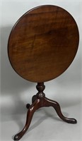 Tilt top tea table ca. 1790; in mahogany with