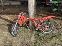 1984 Honda XR80 no engine or seat good plastics