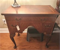 PAIR OF NIGHT STANDS QUEEN ANNE STLYE