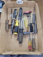 FLAT FULL OF SCREWDRIVERS