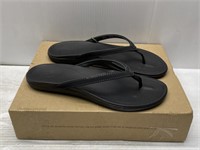 Sz 9 Ladies Olukai Beach Sandals - NEW $100