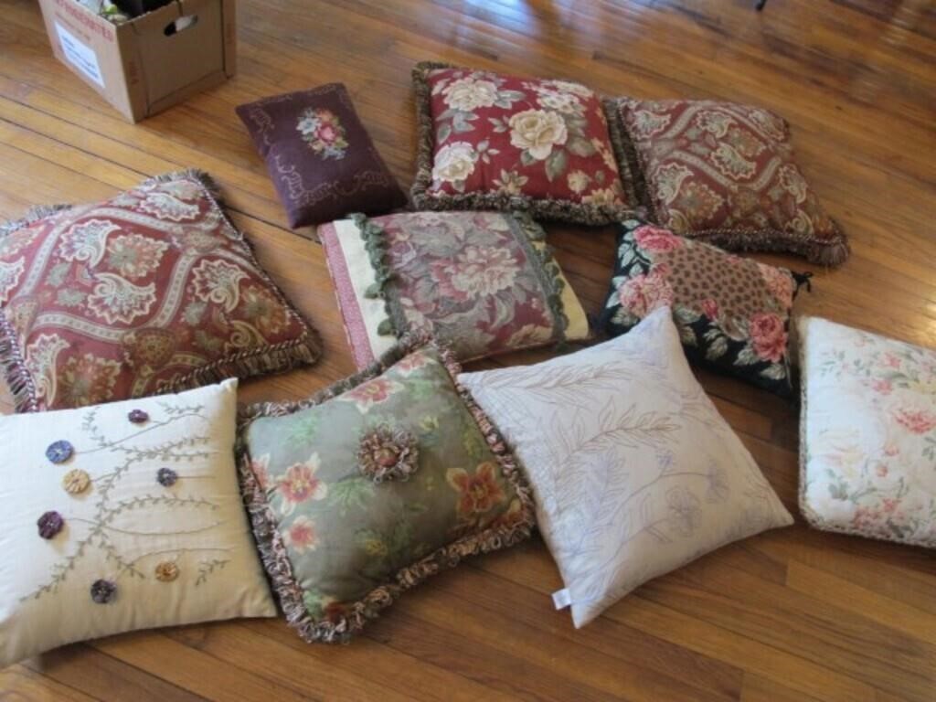 COLLECTION OF 10 PILLOWS