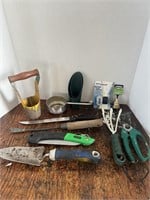 Hand garden tools, plastic pot