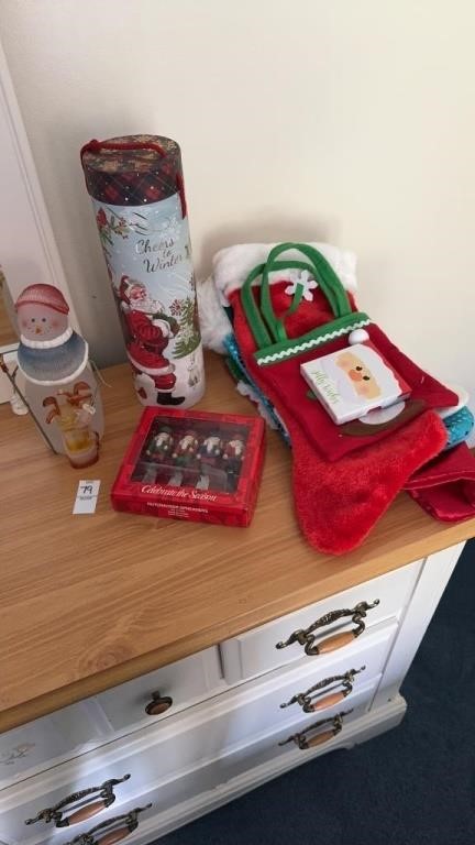 Small lot of Christmas items
