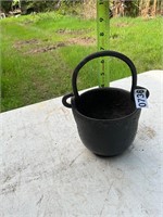 Cast iron pot with handle