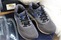 BROOKS SIZE 9 TENNIS SHOES