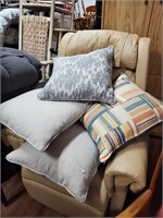 4 Accent Pillows