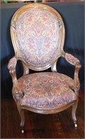 A VICTORIAN SPOON CARVED WALNUT PARLOR CHAIR WITH