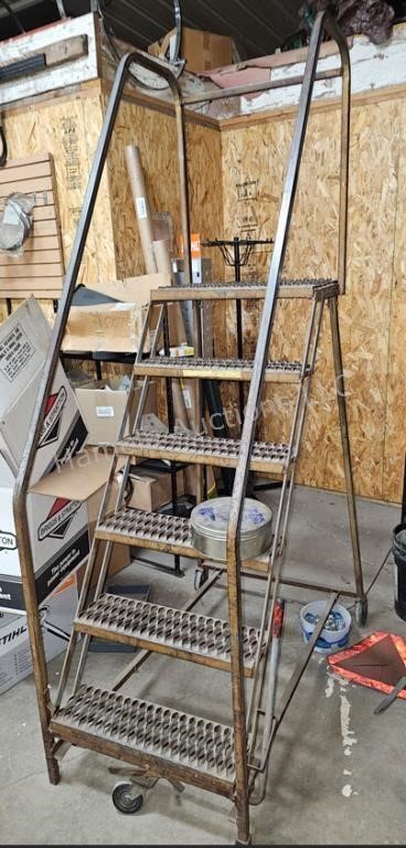 Rolling warehouse ladder with hand rails and platf