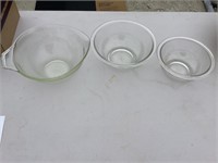 VINTAGE PYREX MIXING BOWLS & MEASURING CUP