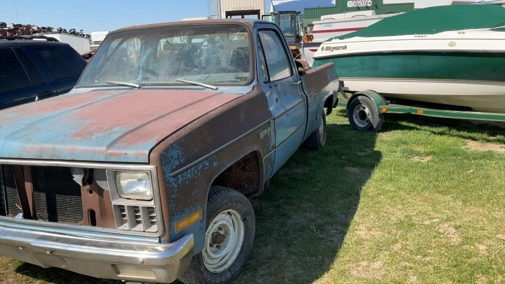 1982 Chevy c 10 custom deluxe NO MOTOR