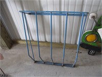 713-BLUE METAL HAY FEEDER 23X28